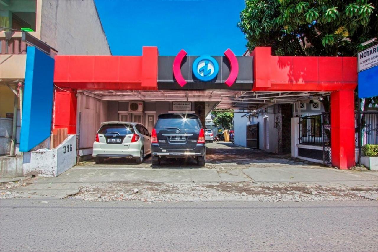 Отель Reddoorz Near Gejayan Kejayan Экстерьер фото
